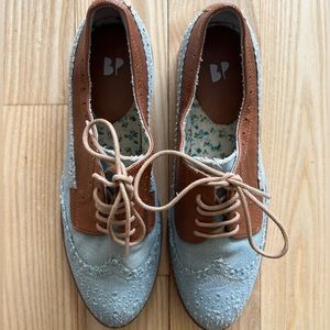 Lace Up Front Oxford Shoes in Size 7.5